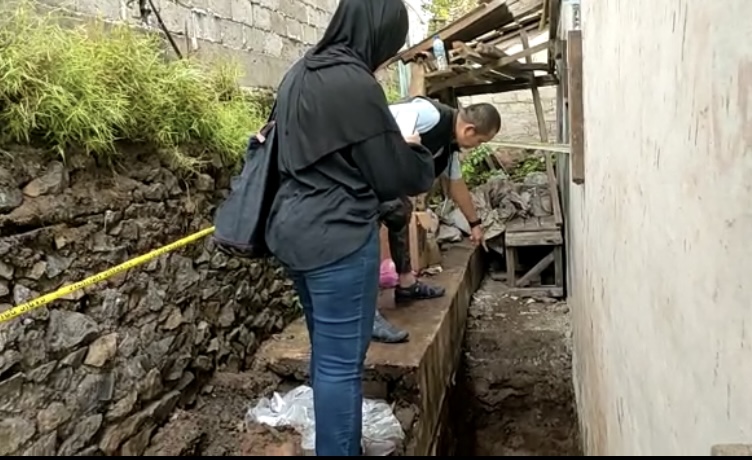 Aparat Polda Metro Jaya Bongkar Makam Korban Pembunuhan Wowon di Garut