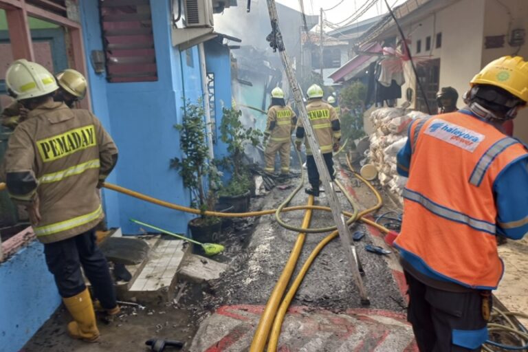 Tabung Gas Bocor, Sembilan Rumah Terbakar di Jatinegara