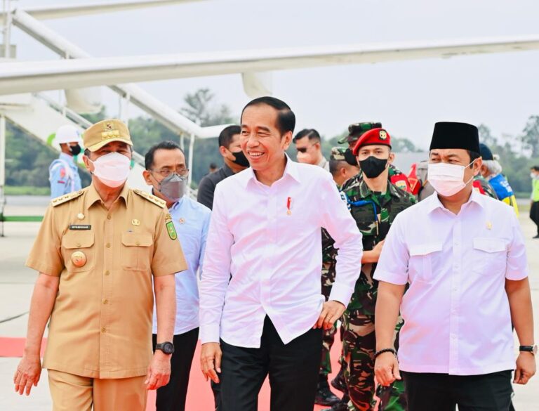 Kunjungan Kerja ke Riau, Presiden Jokowi Disambut Gubernur Syamsuar