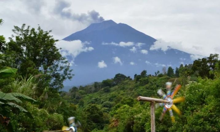 Tiga Dusun Diserbu Hujan Abu dari Gunung Kerinci