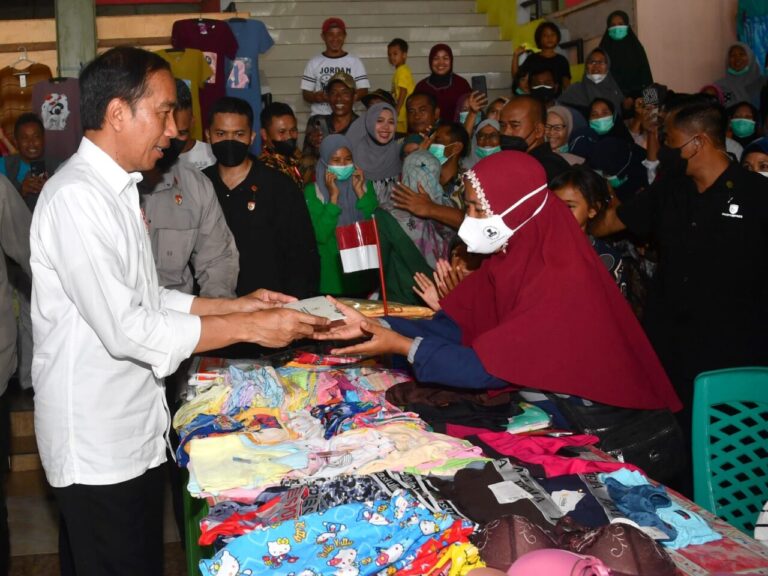 Awali Kerja di Tahun 2023, Jokowi Tinjau Pasar Tanah Abang