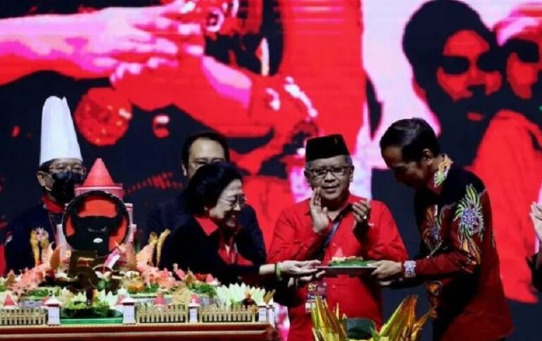 Megawati Serahkan Tumpeng Pertama HUT PDIP ke Jokowi