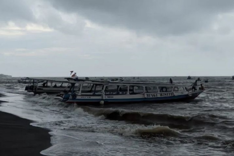 Jelang Imlek 2023, Banjir Rob Mengancam NTB