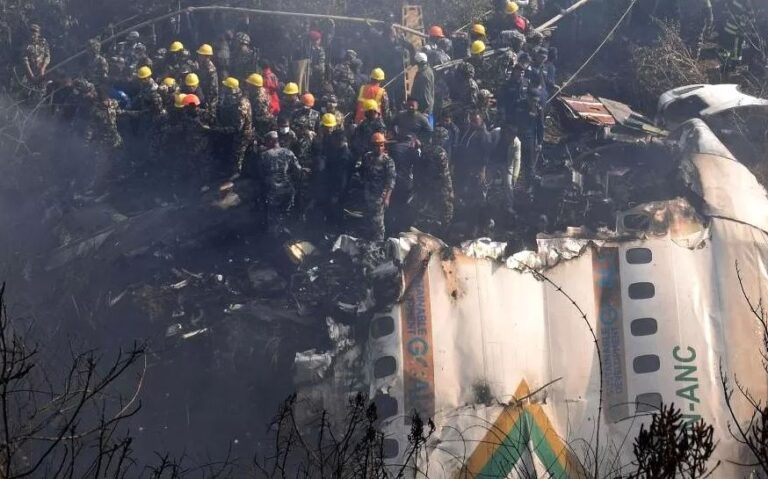 Tim Penyelamat Terus Mencari Empat Korban Pesawat Jatuh di Nepal