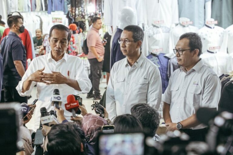 Jokowi Tidak Gunakan Masker Saat Tinjau Tanah Abang, Begini Penjelasan Menkes