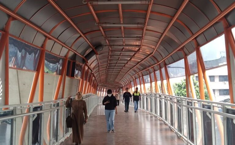 Sempat Goyang, Skywalk Kebayoran Lama Dipastikan Aman Dilintasi