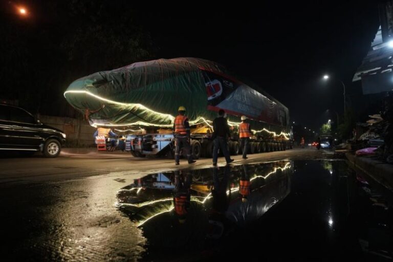 Pengiriman Empat Gerbong Kereta Cepat Jakarta Bandung Dikawal Korlantas Polri