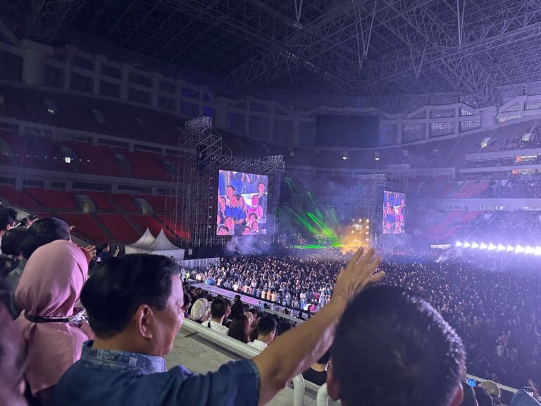 Potret Prabowo Nonton Konser Dewa 19 di JIS