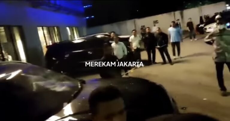 Beredar Video Keributan di Kafe Kawasan Gatot Subroto Jaksel, Satu Mobil Dirusak