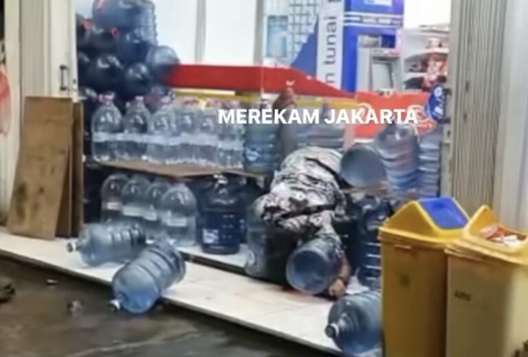 Viral Pengendara Motor Tersungkur Tabrak Minimarket di Kemang Jaksel