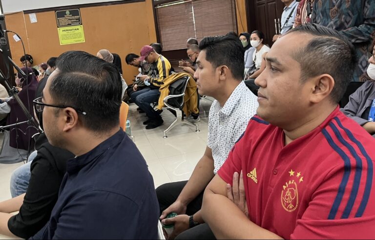 Jalani Sidang Vonis, Rekan Irfan Widyanto Datangi PN Jaksel Beri Semangat