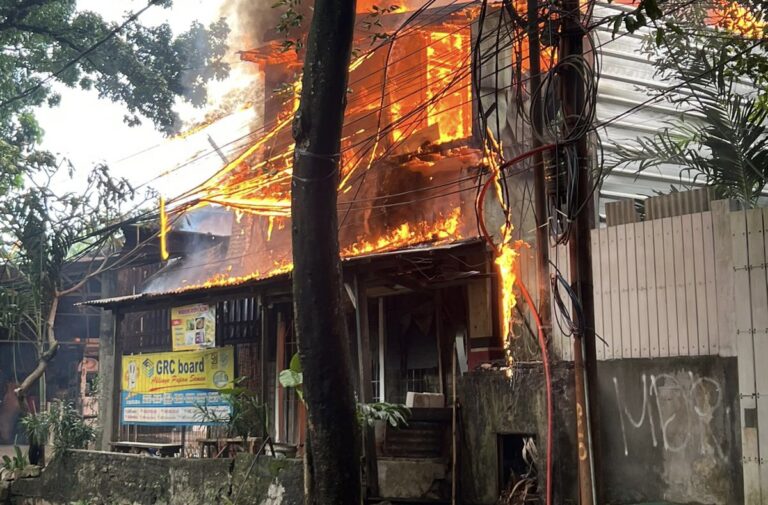 Korsleting Listrik, Toko Material di Pondok Labu Kebakaran