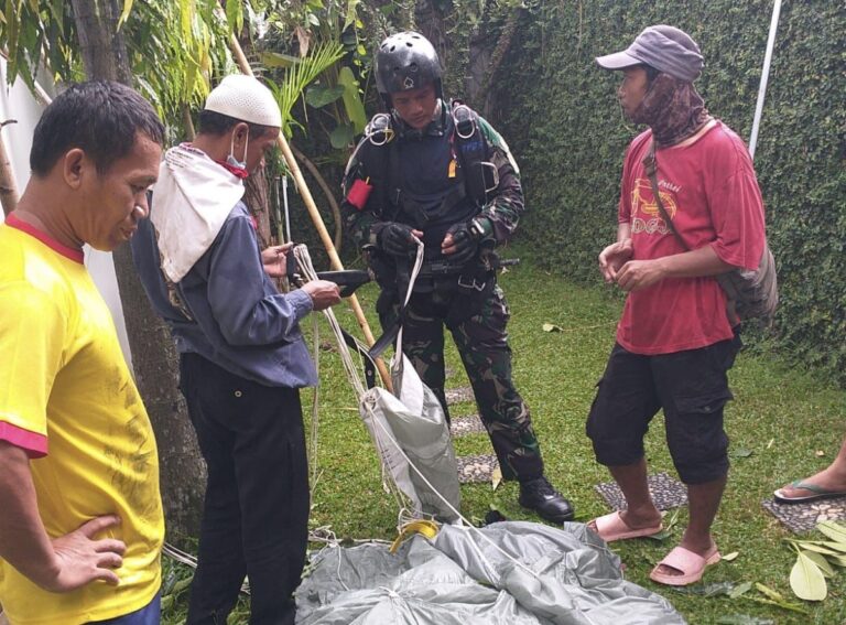 Gegara Angin Kencang, Penerjun Payung TNI Nyasar Mendarat di Rumah Warga