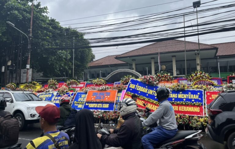 Jelang Vonis, Karangan Bunga untuk Hendra Kurniawan dan Agus Nurpatria Padati PN Jaksel