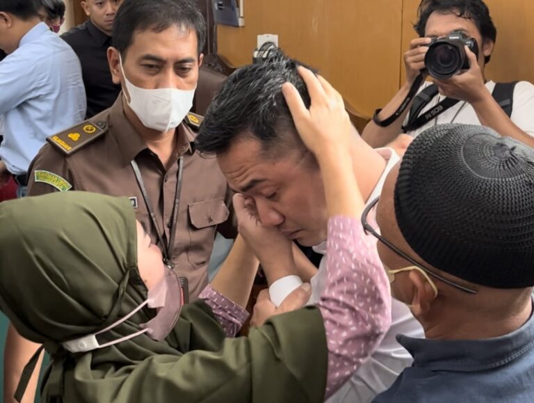 Usai Divonis 10 Bulan Penjara, Irfan Widyanto Bersujud kepada Orang Tua