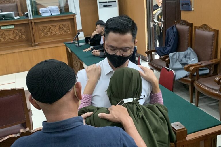 Tangis Ibunda Pecah Saat Irfan Widyanto Masuki Ruang Sidang