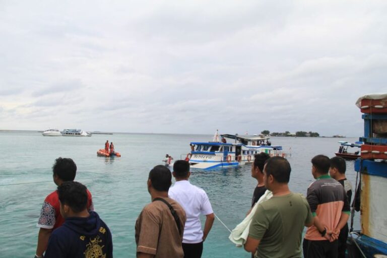 Kapal Pembawa Bantuan Pangan Karam di Pulau Seribu, Petugas Gabungan Lakukan Evakuasi