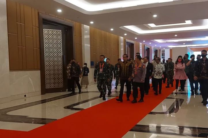 Didampingi Kapolri, Jokowi Tiba di Rapim TNI dan Polri