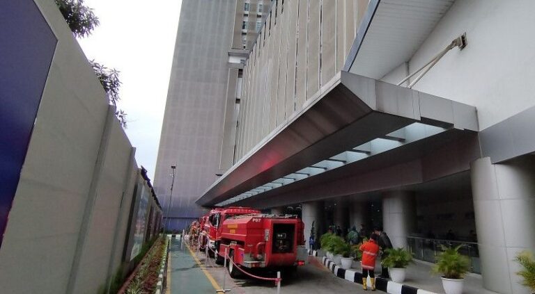 Ruang ICU RS Kiwari Bandung Kebakaran, Pasien Dievakuasi Keluar Gedung