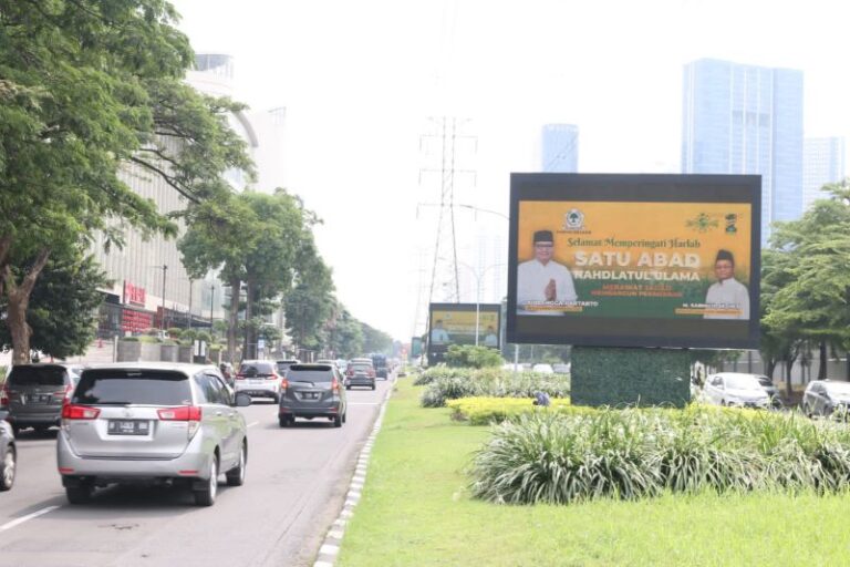 Foto Airlangga Hartarto Bertebaran di Surabaya, Politisi Golkar Minta Maaf