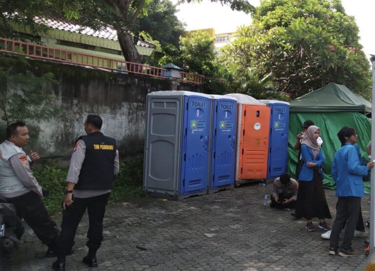 Pemkot Jakut Sediakan Toilet Portable di Posko Pengungsian Kebakaran Depo Pertamina Plumpang