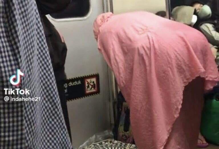 Viral Wanita Shalat dalam KRL, KAI Commuter Berikan Tanggapan