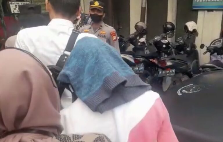 Tiba di PN Jaksel, Wajah AG Tertutup Rapat dengan Hoodie