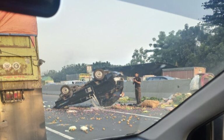 Pengemudi Truk Sayur Dilarikan ke Rumah Sakit Akibat Kecelakaan Tunggal di Tol Jakarta-Tangerang