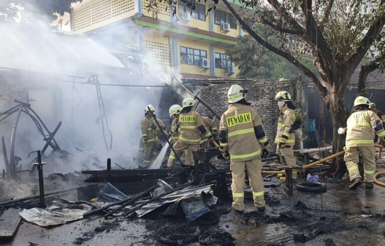 Rumah Tinggal di Samping SMAN 112 Kebakaran, 60 Personel Damkar Dikerahkan