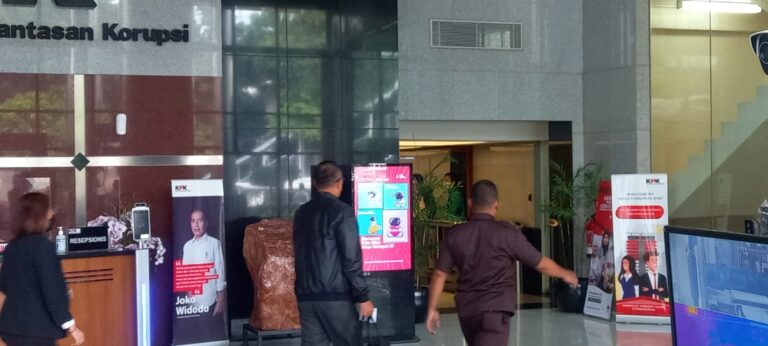 Tiba di Gedung KPK, Eks Pejabat Dirjen Pajak Rafael Enggan Berkomentar