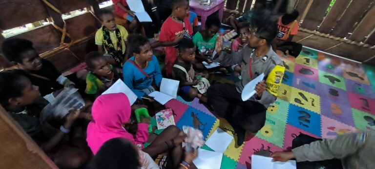 Berkat “Si Ipar” Anak-anak Papua Korban KKB Kini Bisa Membaca dan Menulis