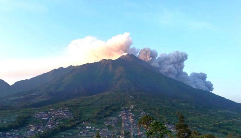 Pagi Ini, Merapi Muntahkan 15 Kali Guguran Lava