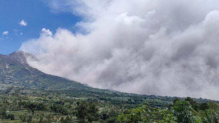 Awan Panas Guguran dari Merapi Akibat Longsoran Kubah Lava