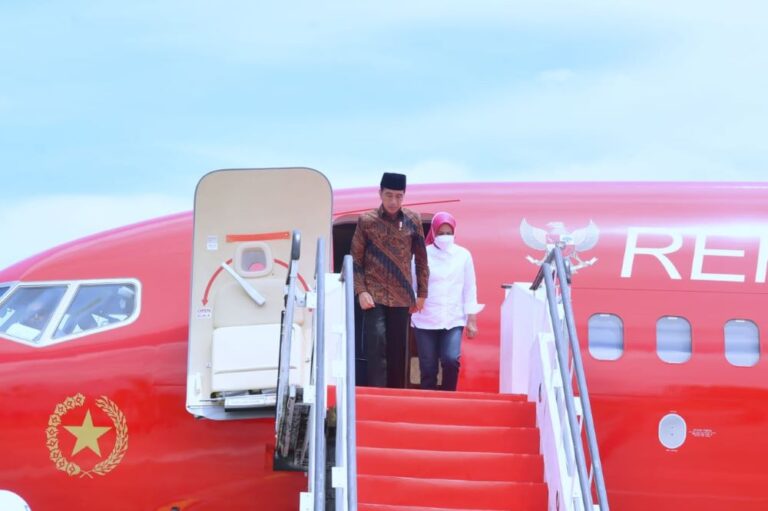 Presiden Joko Widodo dan Ibu Negara Tiba di Sentani