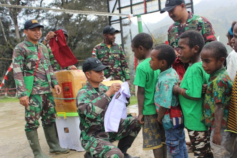 Satgas Yonif Mekanis 203/AK Bersama Artha Graha Bagikan Perlengkapan Sekolah untuk Anak-Anak Pegunungan Tengah