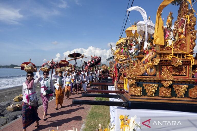 Jelang Hari Nyepi, Warga Bali Berkumpul Ikuti  Upacara Melasti