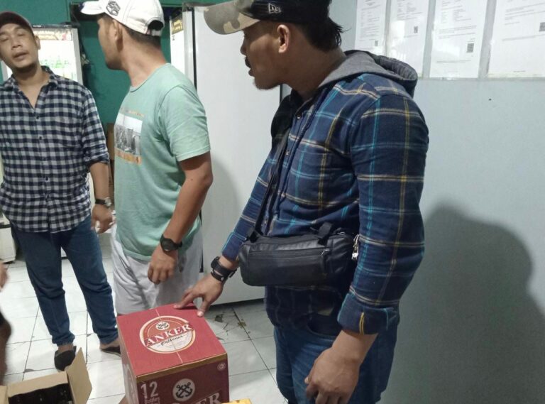 Lagi, Polisi Amankan Belasan Ribu Botol Miras di Toko Sembako Kalideres Jakbar