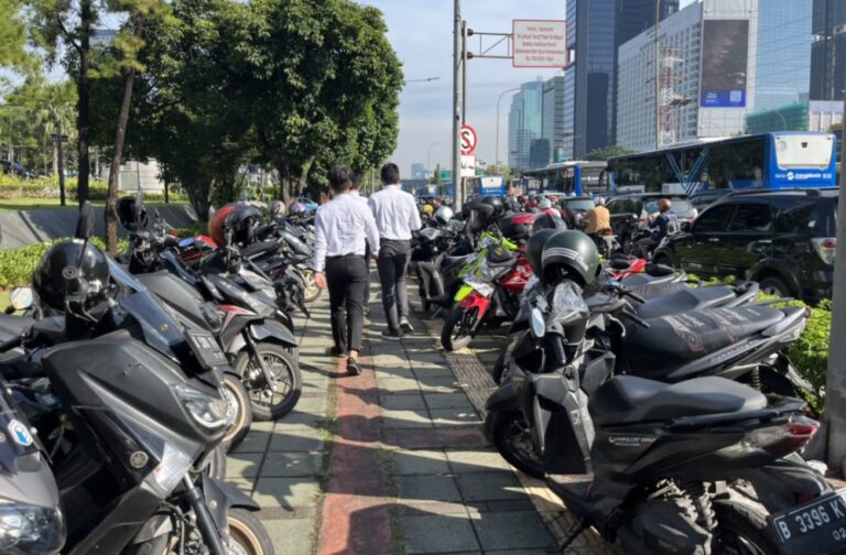 Imbas Penutupan Akses ke Polda Metro Jaya, Warga Parkir Liar di Trotoar