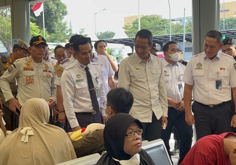 Pj Gubernur Tinjau Pemudik Lebaran 2023 di Stasiun Pasar Senen