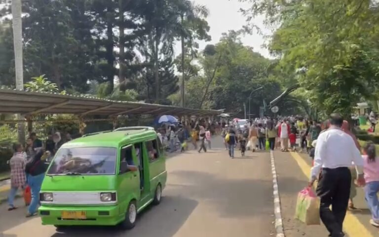 Hari ini, Belasan Ribu Kendaraan Padati Taman Margasatwa Ragunan