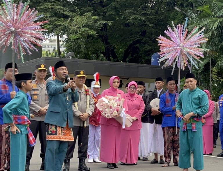 Tiba di Polda Metro Jaya, Irjen Karyoto Disambut dengan Adat Khas Betawi