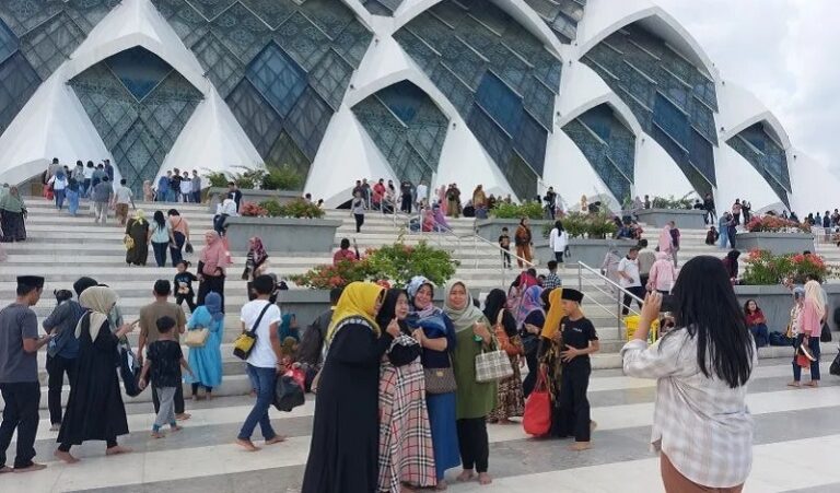 Libur Lebaran, Masjid Al Jabbar Diserbu Wisatawan Luar Kota