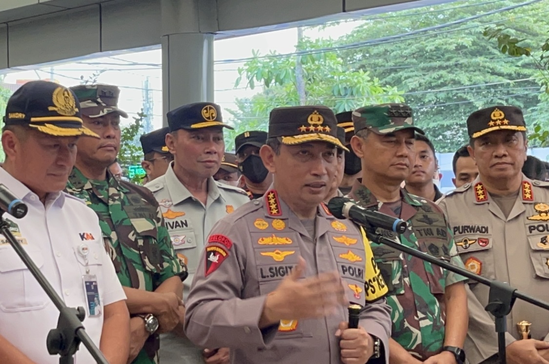 Kapolri Jenderal Pol Listyo Sigit Prabowo saat meninjau pemudik di Stasiun Pasar Senen, Rabu (19/4). (Foto: Istimewa)