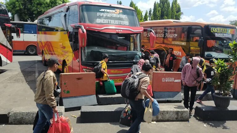 Terminal Kampung Rambutan Mulai Dipadati Pemudik