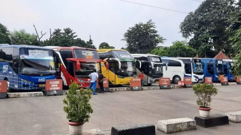 Terminal Kampung Rambutan Mulai Dipadati Pemudik