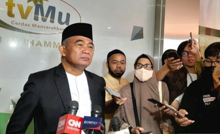 Menko PMK: meski Hujan, Salat Id Berjalan Lancar