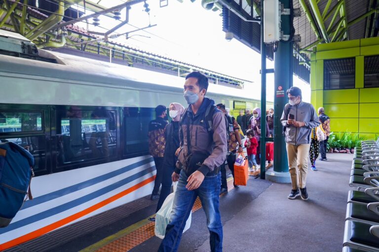 H+1 Lebaran: 40.700 Pemudik Padati Stasiun Gambir dan Pasar Senen