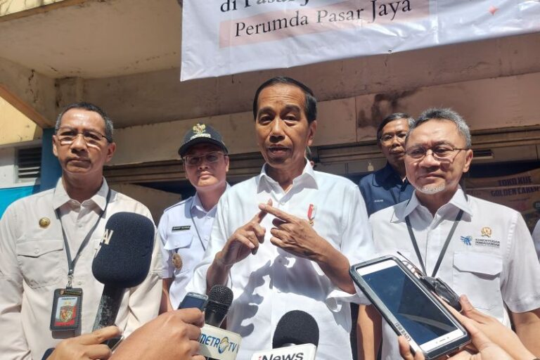 Presiden Jokowi Tinjau Dua Pasar Jakarta Cek Stok dan Harga