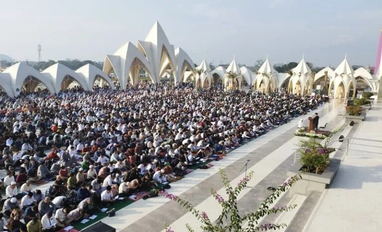 Salat Idul Fitri, Warga Bandung Padati Masjid Al Jabbar