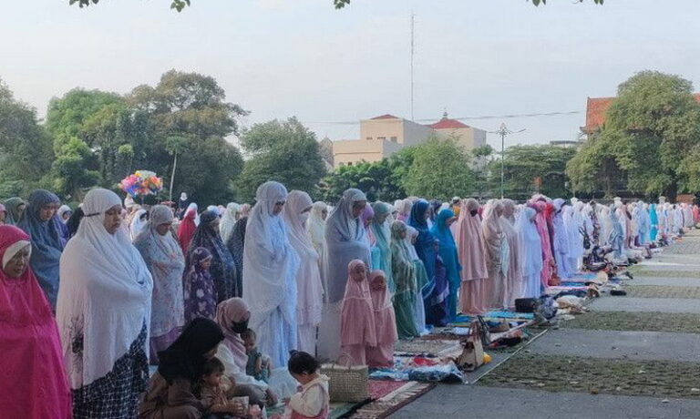 Ribuan Jemaah Ikuti Salat Id di Pura Mangkunegaran Solo